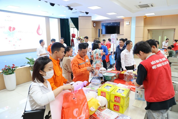 Hơn 2.300 CBCNV EVNCPC tham gia hiến máu tại chương trình Tuần lễ hồng EVN- Ảnh 5. Hơn 2.300 CBCNV EVNCPC tham gia hiến máu tại chương trình Tuần lễ hồng EVN- Ảnh 5.