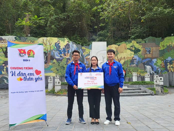Tập trắng, khăn quàng đỏ và cờ Tổ quốc đến với huyện Hà Quảng- Ảnh 2. Tập trắng, khăn quàng đỏ và cờ Tổ quốc đến với huyện Hà Quảng- Ảnh 2.