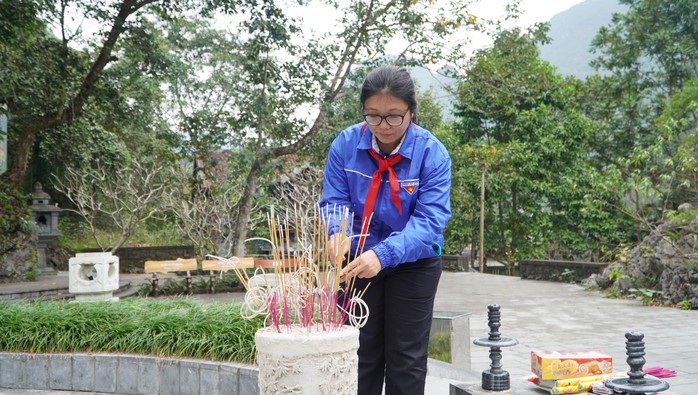 Tập trắng, khăn quàng đỏ và cờ Tổ quốc đến với huyện Hà Quảng- Ảnh 3. Tập trắng, khăn quàng đỏ và cờ Tổ quốc đến với huyện Hà Quảng- Ảnh 3.