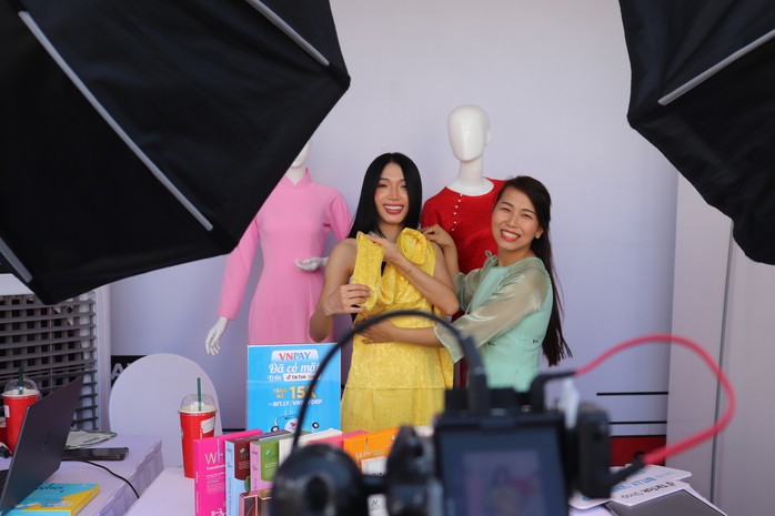 TikToker và tiểu thương hào hứng livestream bán hàng tại chợ Bến Thành- Ảnh 3. TikToker và tiểu thương hào hứng livestream bán hàng tại chợ Bến Thành- Ảnh 3.