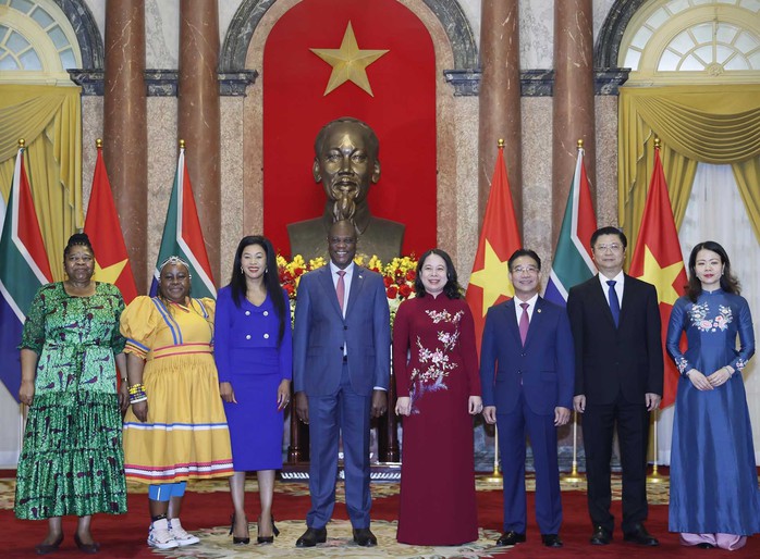 Phó Tổng thống Paul Mashatile mong Việt Nam đầu tư sản xuất xe điện tại Nam Phi- Ảnh 4. Phó Tổng thống Paul Mashatile mong Việt Nam đầu tư sản xuất xe điện tại Nam Phi- Ảnh 4.