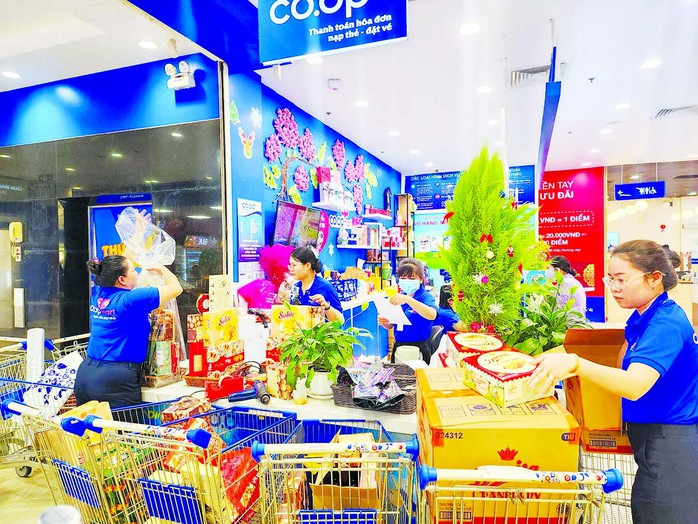 Năm nay, giỏ quà Tết của Co.opmart, Co.opXtra được đưa lên quầy kệ sớm, phù hợp với đa dạng phân khúc khách hàng Năm nay, giỏ quà Tết của Co.opmart, Co.opXtra được đưa lên quầy kệ sớm, phù hợp với đa dạng phân khúc khách hàng