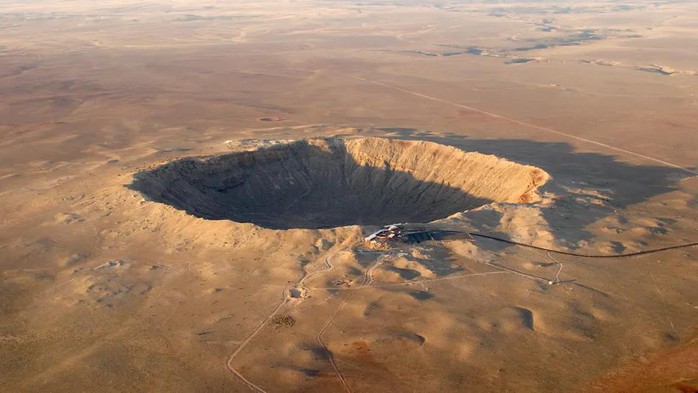 "Quả cầu lõm" vũ trụ khoét lỗ thủng 1,3 km ở Mỹ?- Ảnh 1. Miệng hố va chạm Barringer Crater ở Arizona có thể là "tác phẩm" của một quả cầu lõm tấn công Trái Đất 46.000 năm trước - Ảnh: Stephan Hoerold