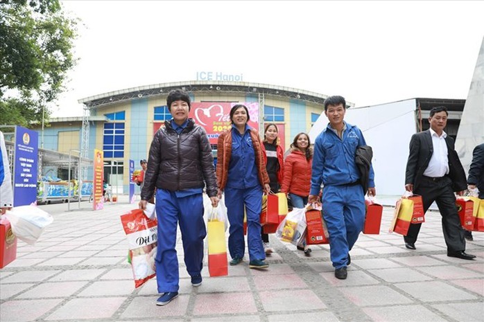 Công nhân lao động đi chợ Tết Công đoàn