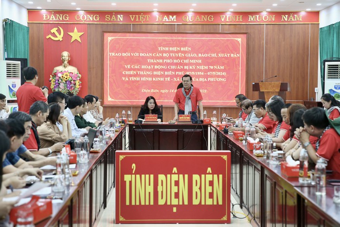 Báo Người Lao Động tặng 5.000 lá cờ Tổ quốc cho tỉnh Điện Biên- Ảnh 1. Báo Người Lao Động tặng 5.000 lá cờ Tổ quốc cho tỉnh Điện Biên- Ảnh 1.