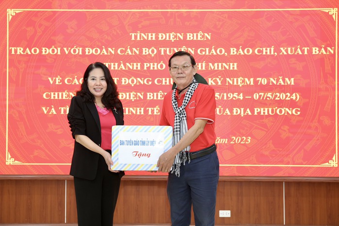 Báo Người Lao Động tặng 5.000 lá cờ Tổ quốc cho tỉnh Điện Biên- Ảnh 4. Báo Người Lao Động tặng 5.000 lá cờ Tổ quốc cho tỉnh Điện Biên- Ảnh 4.