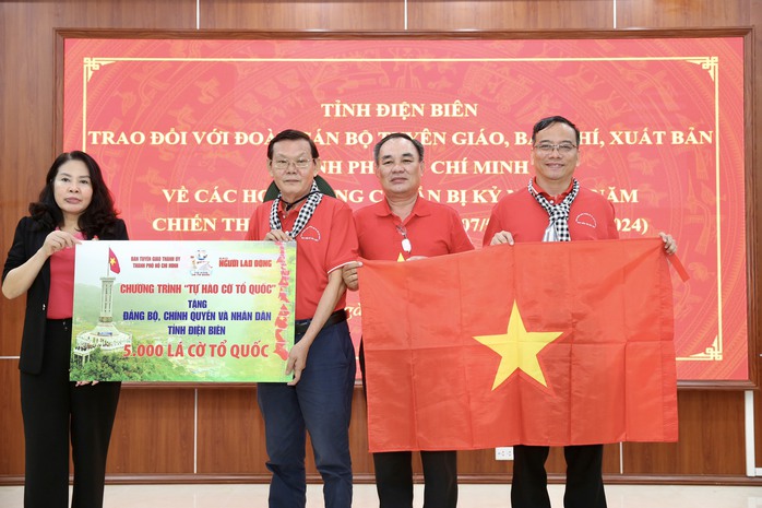 Báo Người Lao Động tặng 5.000 lá cờ Tổ quốc cho tỉnh Điện Biên- Ảnh 3. Báo Người Lao Động tặng 5.000 lá cờ Tổ quốc cho tỉnh Điện Biên- Ảnh 3.