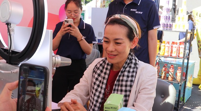 TikToker và tiểu thương hào hứng livestream bán hàng tại chợ Bến Thành- Ảnh 4. TikToker và tiểu thương hào hứng livestream bán hàng tại chợ Bến Thành- Ảnh 4.