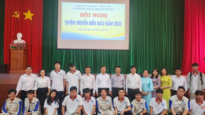 Tuyên truyền tình yêu biển đảo cho hơn 400 sinh viên BR-VT- Ảnh 1. Tuyên truyền tình yêu biển đảo cho hơn 400 sinh viên BR-VT- Ảnh 1.