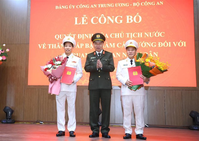Hai thứ trưởng Bộ Công an được phong quân hàm trung tướng- Ảnh 1. Hai thứ trưởng Bộ Công an được phong quân hàm trung tướng- Ảnh 1.