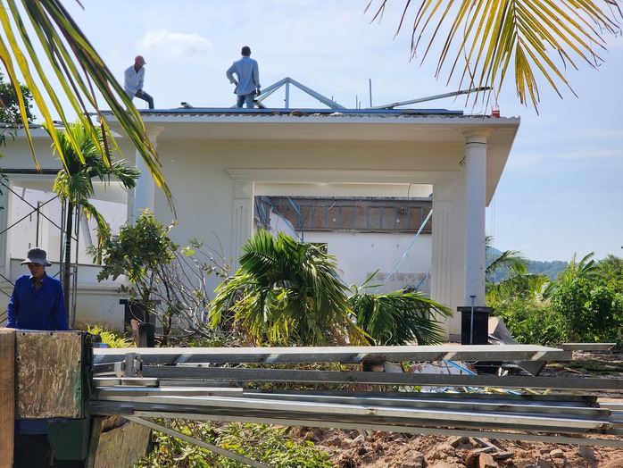 Vụ 79 căn biệt thự ở Phú Quốc: Nhiều người tự giác tháo dỡ- Ảnh 1. Vụ 79 căn biệt thự ở Phú Quốc: Nhiều người tự giác tháo dỡ- Ảnh 1.