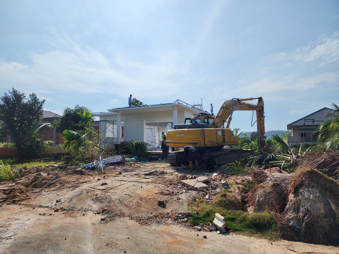 Vụ 79 căn biệt thự ở Phú Quốc: Nhiều người tự giác tháo dỡ- Ảnh 2. Vụ 79 căn biệt thự ở Phú Quốc: Nhiều người tự giác tháo dỡ- Ảnh 2.