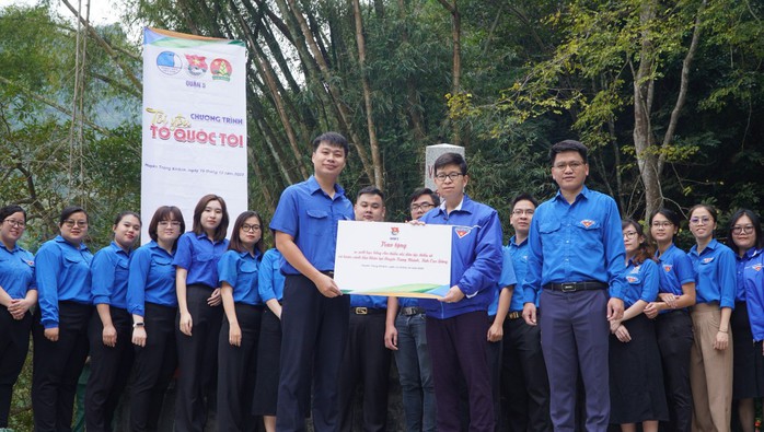 Xúc động lễ chào cờ tại Cột mốc biên giới 836- Ảnh 3. Xúc động lễ chào cờ tại Cột mốc biên giới 836- Ảnh 3.