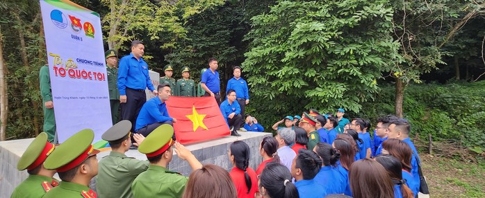 Xúc động lễ chào cờ tại Cột mốc biên giới 836- Ảnh 1. Xúc động lễ chào cờ tại Cột mốc biên giới 836- Ảnh 1.