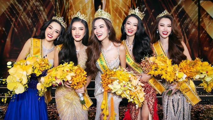Hoa hậu Lê Hoàng Phương phản hồi vụ kiện 10 tỉ đồng
- Ảnh 2. Hoa hậu Lê Hoàng Phương phản hồi vụ kiện 10 tỉ đồng
- Ảnh 2.