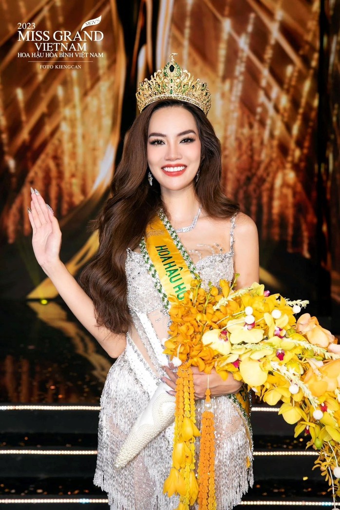 Hoa hậu Lê Hoàng Phương phản hồi vụ kiện 10 tỉ đồng
- Ảnh 1. Hoa hậu Lê Hoàng Phương phản hồi vụ kiện 10 tỉ đồng
- Ảnh 1.