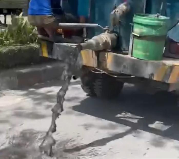 Phẫn nộ xe bồn xả nước thải đen ngòm xuống đường ở trung tâm TP Biên Hoà- Ảnh 1. Phẫn nộ xe bồn xả nước thải đen ngòm xuống đường ở trung tâm TP Biên Hoà- Ảnh 1.