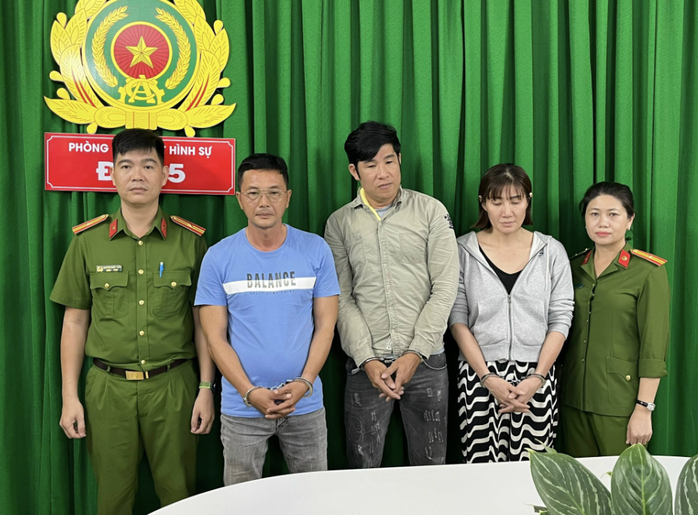 Công an TP HCM bắt khẩn cấp 3 nhóm "anh chị"- Ảnh 3. Công an TP HCM bắt khẩn cấp 3 nhóm "anh chị"- Ảnh 3.