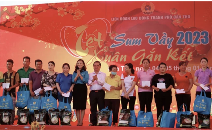 Niềm vui của công nhân Cần Thơ trong dịp Tết Giáp Thìn năm 2024- Ảnh 1. Niềm vui của công nhân Cần Thơ trong dịp Tết Giáp Thìn năm 2024- Ảnh 1.