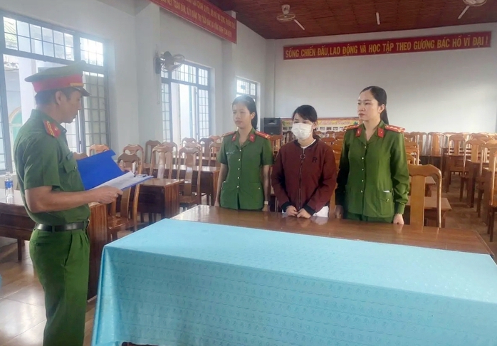 Người phụ nữ giật xé biên bản, đạp người CSGT lãnh 9 tháng tù- Ảnh 1. Người phụ nữ giật xé biên bản, đạp người CSGT lãnh 9 tháng tù- Ảnh 1.