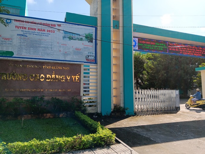 Cán bộ, giảng viên ở Quảng Nam ngừng việc tập thể đi làm lại, tiếp tục chờ lương- Ảnh 1. Cán bộ, giảng viên ở Quảng Nam ngừng việc tập thể đi làm lại, tiếp tục chờ lương- Ảnh 1.