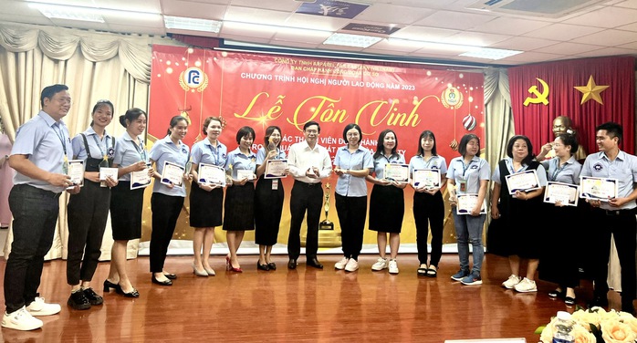 Doanh nghiệp tặng 1 chỉ vàng cho công nhân có thâm niên để tri ân- Ảnh 2. Doanh nghiệp tặng 1 chỉ vàng cho công nhân có thâm niên để tri ân- Ảnh 2.