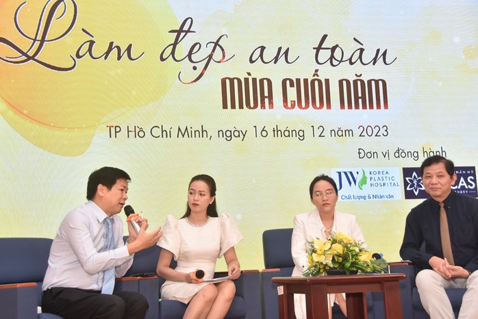 Các bác sĩ tư vấn về làm đẹp Ảnh: TẤN THẠNH Các bác sĩ tư vấn về làm đẹp Ảnh: TẤN THẠNH