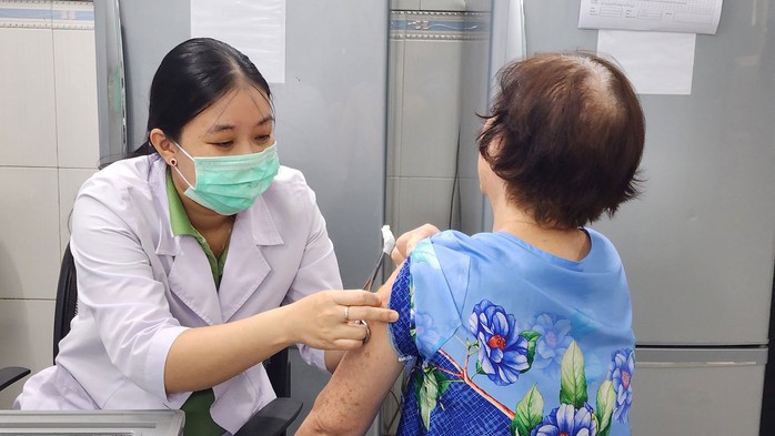 Người cao tuổi vẫn nên tiêm vắc-xin ngừa bệnh- Ảnh 1. Người cao tuổi vẫn nên tiêm vắc-xin ngừa bệnh- Ảnh 1.
