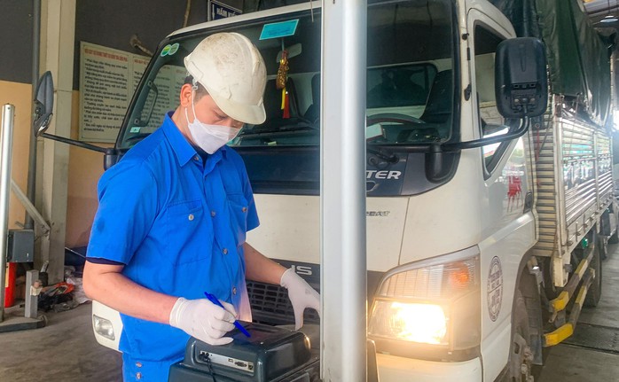 Nhân viên một trung tâm đăng kiểm ở TP Hà Nội kiểm định phương tiện cho người dân Nhân viên một trung tâm đăng kiểm ở TP Hà Nội kiểm định phương tiện cho người dân