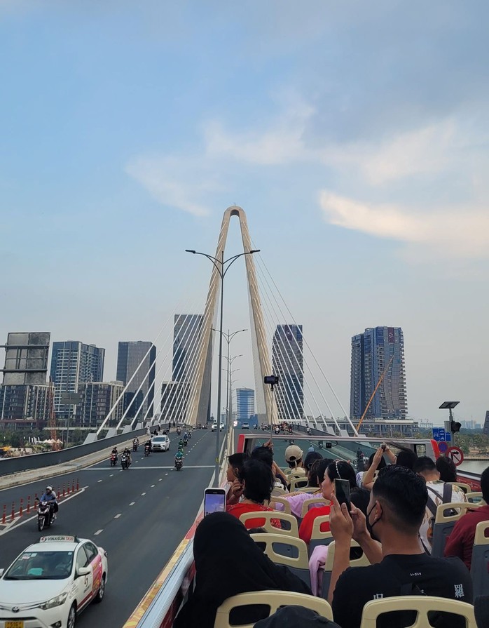 Du ngoạn thành phố trên xe buýt- Ảnh 1.