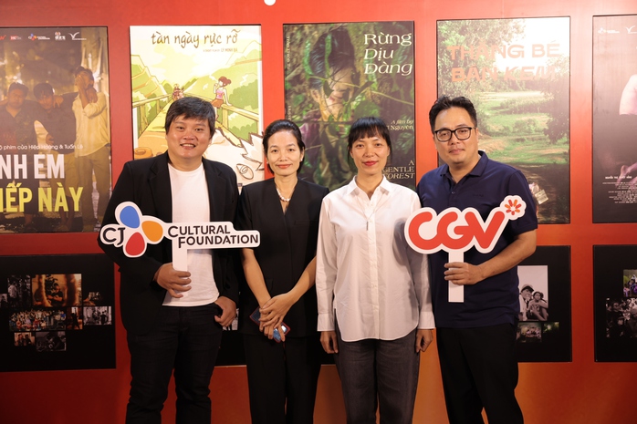 Bốn ban giám khảo (từ trái sang) gồm: Trần Thanh Huy, Bích Ngọc, Hoàng Điệp, Phan Đăng Di Bốn ban giám khảo (từ trái sang) gồm: Trần Thanh Huy, Bích Ngọc, Hoàng Điệp, Phan Đăng Di