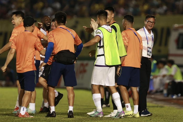 HLV Lê Huỳnh Đức chia sẻ sau khi Bình Dương lên đầu bảng V-League- Ảnh 3. HLV Lê Huỳnh Đức chia sẻ sau khi Bình Dương lên đầu bảng V-League- Ảnh 3.