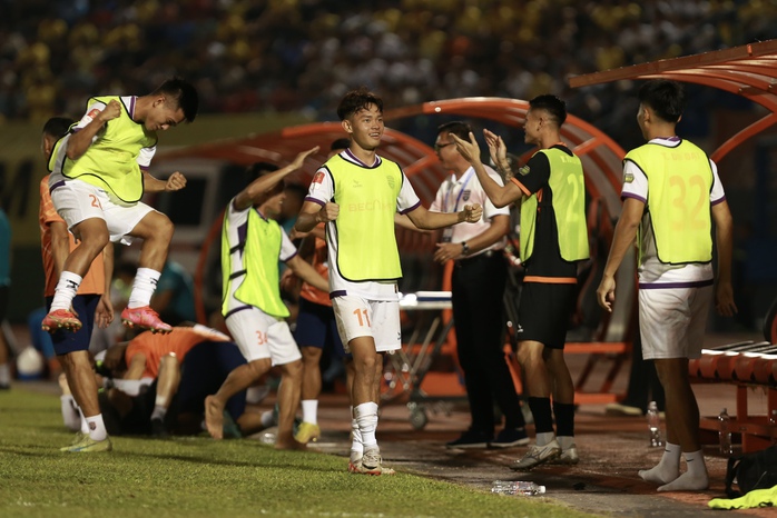 Tiến Linh lại nỗ súng, giúp Bình Dương ngược dòng lên đầu bảng V-League 2023- Ảnh 9. Tiến Linh lại nỗ súng, giúp Bình Dương ngược dòng lên đầu bảng V-League 2023- Ảnh 9.
