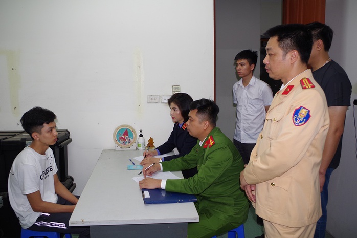 Bắt tài xế ôtô "thông chốt", tông CSGT bị thương rồi bỏ trốn- Ảnh 1. Bắt tài xế ôtô "thông chốt", tông CSGT bị thương rồi bỏ trốn- Ảnh 1.