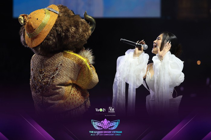"Voi Bản Đôn" Anh Tú là quán quân "Ca sĩ mặt nạ" mùa 2- Ảnh 15.
"Voi Bản Đôn" Anh Tú là quán quân "Ca sĩ mặt nạ" mùa 2- Ảnh 15.