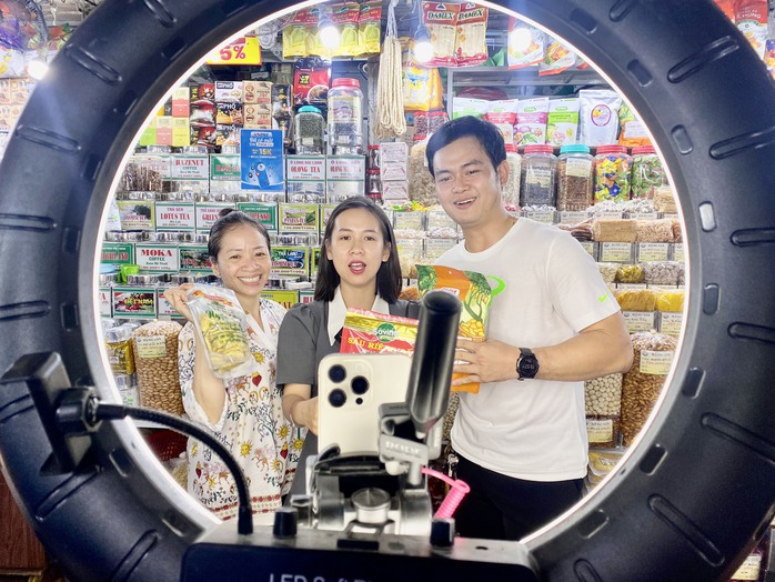 Chốt 94 đơn hàng trong 5 phút, tiểu thương chợ Bến Thành phải dừng bán- Ảnh 1. Chốt 94 đơn hàng trong 5 phút, tiểu thương chợ Bến Thành phải dừng bán- Ảnh 1.