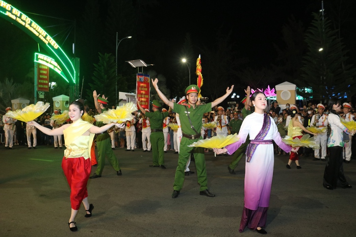 CLIP: Đoàn nghi lễ Công an nhân dân biểu diễn tại bến Ninh Kiều - Ảnh 14. CLIP: Đoàn nghi lễ Công an nhân dân biểu diễn tại bến Ninh Kiều - Ảnh 14.