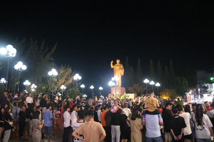 CLIP: Đoàn nghi lễ Công an nhân dân biểu diễn tại bến Ninh Kiều - Ảnh 15. CLIP: Đoàn nghi lễ Công an nhân dân biểu diễn tại bến Ninh Kiều - Ảnh 15.