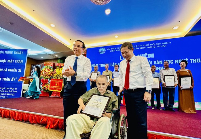 Trang trọng, nghĩa tình lễ Kỷ niệm 60 năm thành lập Liên hiệp các Hội VHNT TP HCM- Ảnh 7. Trang trọng, nghĩa tình lễ Kỷ niệm 60 năm thành lập Liên hiệp các Hội VHNT TP HCM- Ảnh 7.