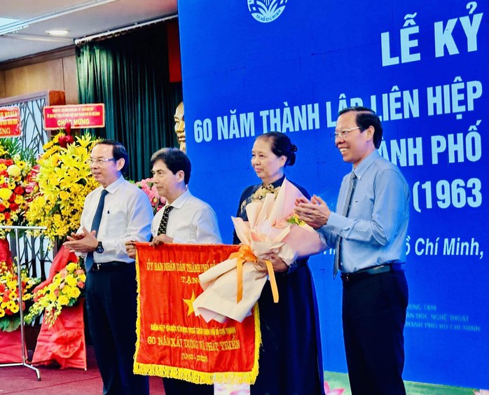 Trang trọng, nghĩa tình lễ Kỷ niệm 60 năm thành lập Liên hiệp các Hội VHNT TP HCM- Ảnh 1. Trang trọng, nghĩa tình lễ Kỷ niệm 60 năm thành lập Liên hiệp các Hội VHNT TP HCM- Ảnh 1.