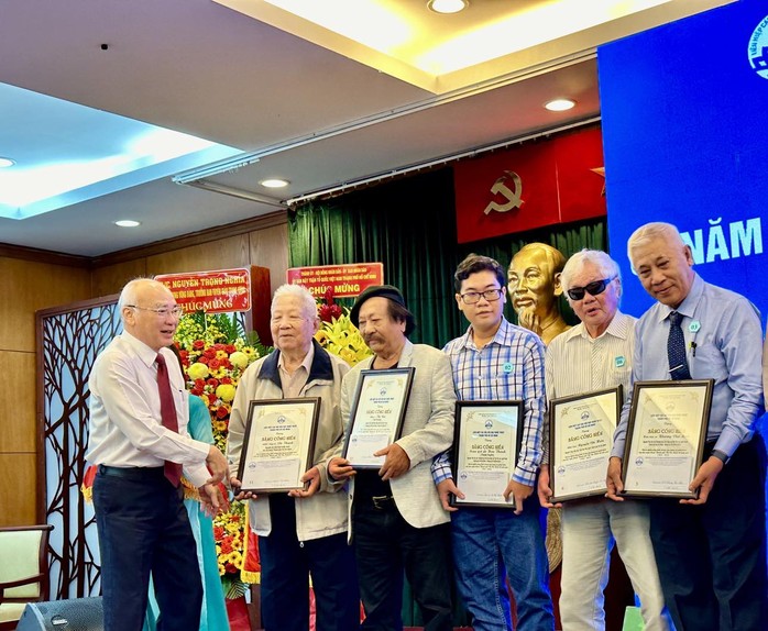 Trang trọng, nghĩa tình lễ Kỷ niệm 60 năm thành lập Liên hiệp các Hội VHNT TP HCM- Ảnh 6. Trang trọng, nghĩa tình lễ Kỷ niệm 60 năm thành lập Liên hiệp các Hội VHNT TP HCM- Ảnh 6.