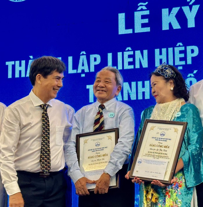 Trang trọng, nghĩa tình lễ Kỷ niệm 60 năm thành lập Liên hiệp các Hội VHNT TP HCM- Ảnh 9. Trang trọng, nghĩa tình lễ Kỷ niệm 60 năm thành lập Liên hiệp các Hội VHNT TP HCM- Ảnh 9.