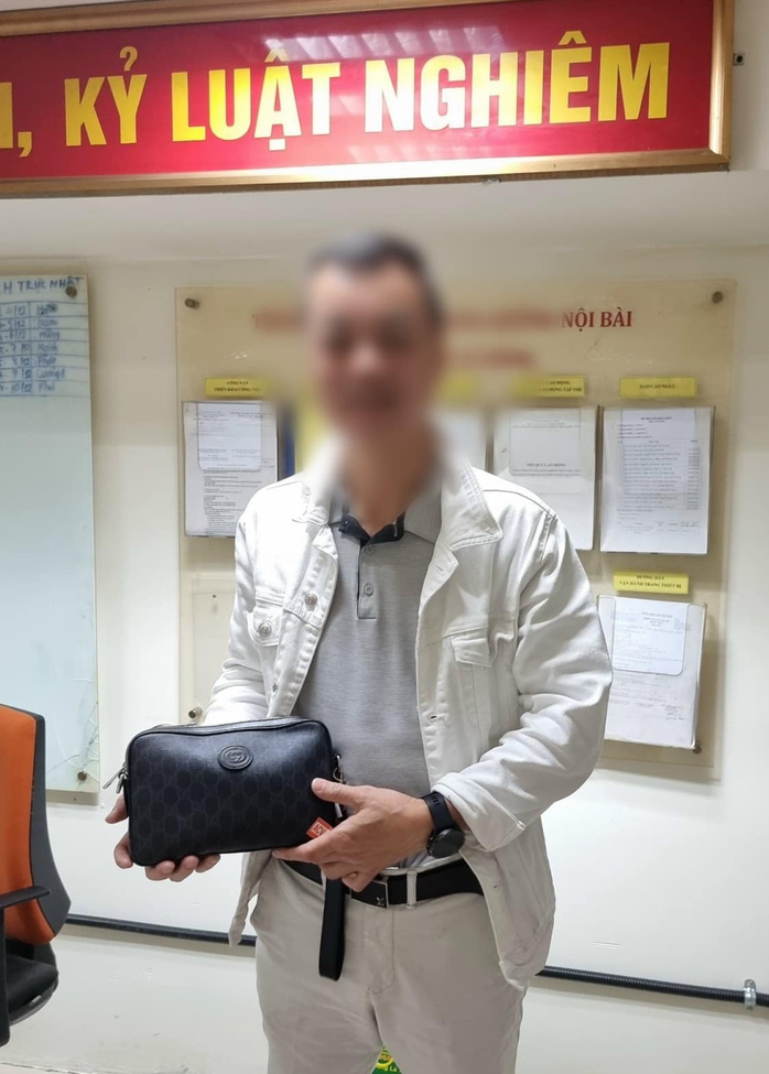 Bay từ Úc về, khách rơi ví chứa 90 triệu đồng ở sân bay- Ảnh 3. Bay từ Úc về, khách rơi ví chứa 90 triệu đồng ở sân bay- Ảnh 3.