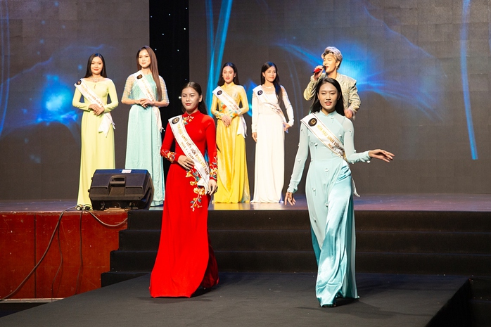 Nhan sắc hoa hậu Đền Hùng Giáng My ở tuổi 52
- Ảnh 4. Nhan sắc hoa hậu Đền Hùng Giáng My ở tuổi 52
- Ảnh 4.