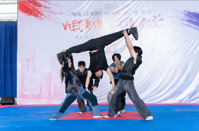 Ký kết hợp tác WoMAU - IVS: Bước tiến phát triển thể thao học đường- Ảnh 7. Ký kết hợp tác WoMAU - IVS: Bước tiến phát triển thể thao học đường- Ảnh 7.