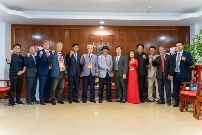 Đại diện nhà trường chụp ảnh lưu niệm với đoàn công tác WoMAU và các hiệp hội võ thuật Hàn Quốc Đại diện nhà trường chụp ảnh lưu niệm với đoàn công tác WoMAU và các hiệp hội võ thuật Hàn Quốc