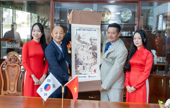 Đại diện nhà trường nhận quà lưu niệm từ đại diện Hiệp hội Taekkyeon Hàn Quốc Đại diện nhà trường nhận quà lưu niệm từ đại diện Hiệp hội Taekkyeon Hàn Quốc