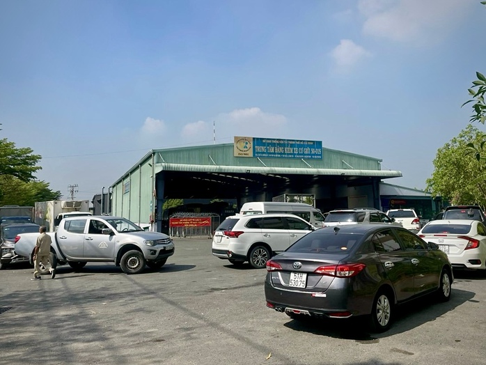 Nguy cơ ùn tắc đăng kiểm cuối năm- Ảnh 3. Nguy cơ ùn tắc đăng kiểm cuối năm- Ảnh 3.