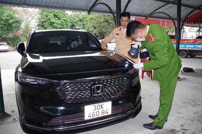 Bắt tài xế ôtô "thông chốt", tông CSGT bị thương rồi bỏ trốn- Ảnh 2. Bắt tài xế ôtô "thông chốt", tông CSGT bị thương rồi bỏ trốn- Ảnh 2.