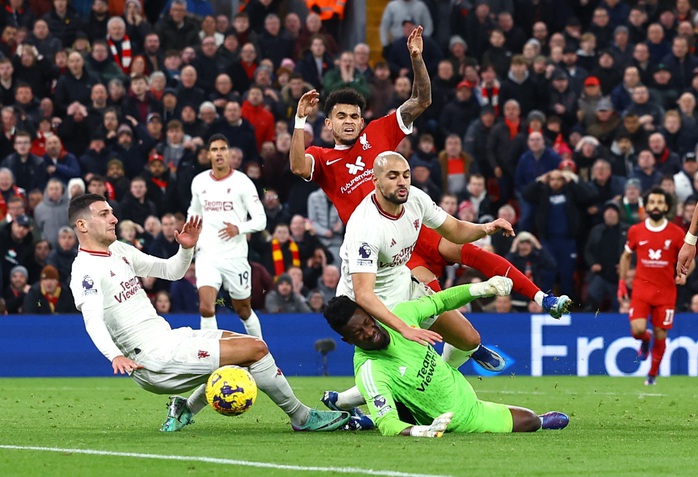 Hòa kiên cường Liverpool, Man United làm nức lòng người hâm mộ - Ảnh 6. Hòa kiên cường Liverpool, Man United làm nức lòng người hâm mộ - Ảnh 6.